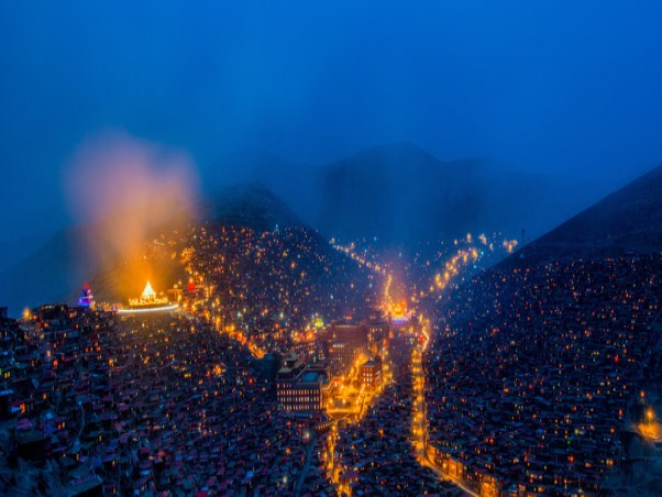 摄图网_500407769_wx_色达夜景（企业商用）.jpg