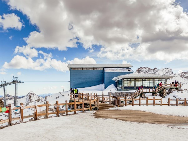 摄图网_501121917_四川川西黑水达古冰川雪山之巅的小木屋（企业商用）.jpg